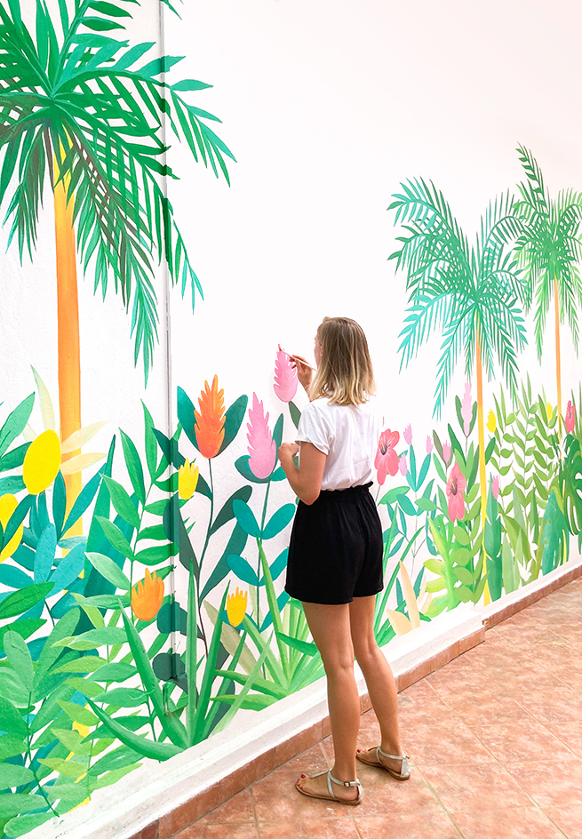 claire la paillette en train de peindre la fresque.