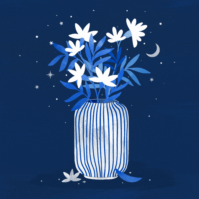 vase bleu avec des fleurs blanches